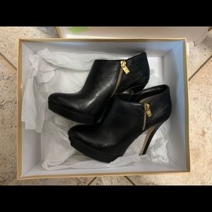 Michael Kors York Bottties